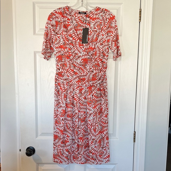 Olsen Dresses & Skirts - NWT - Olsen Coral and White Leaf-Print V‑Neck Midi Dress